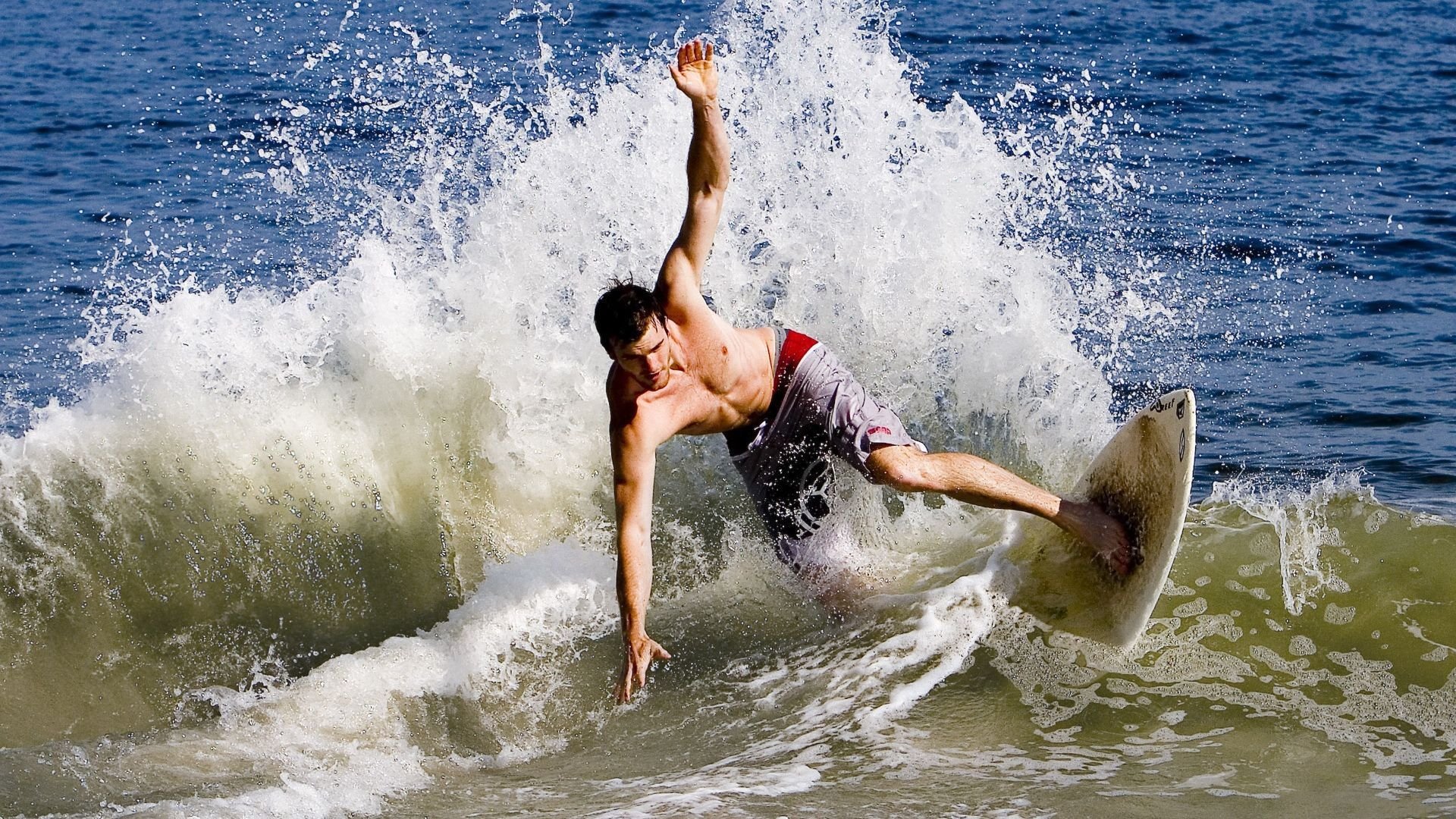 “巴黎4–0横扫皇马，姆巴佩助攻帽子戏法”